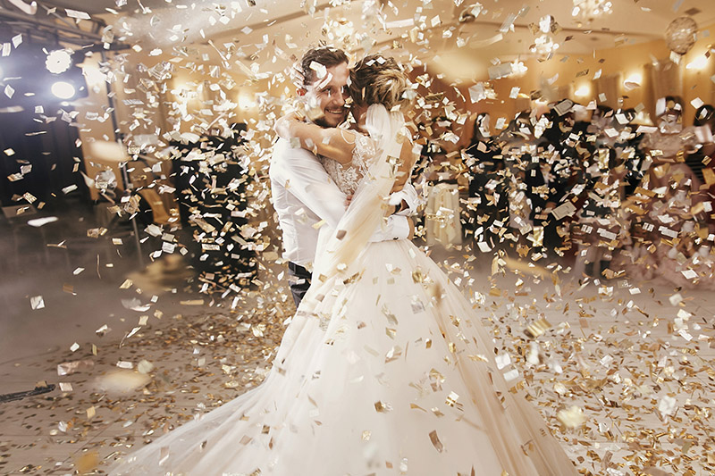 wedding first dance with confetti drop