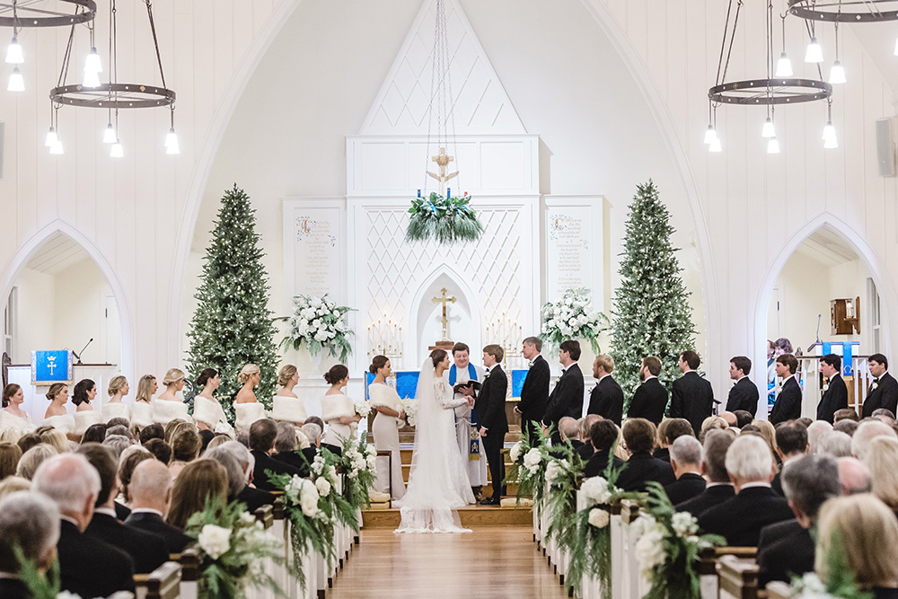 Holiday wedding at St. James Episcopal Church in Fairhope, AL | Photo: Rae Leytham Photography