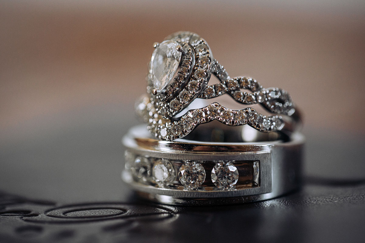 Macro photo of wedding rings. Photo: Capture Studio Photography