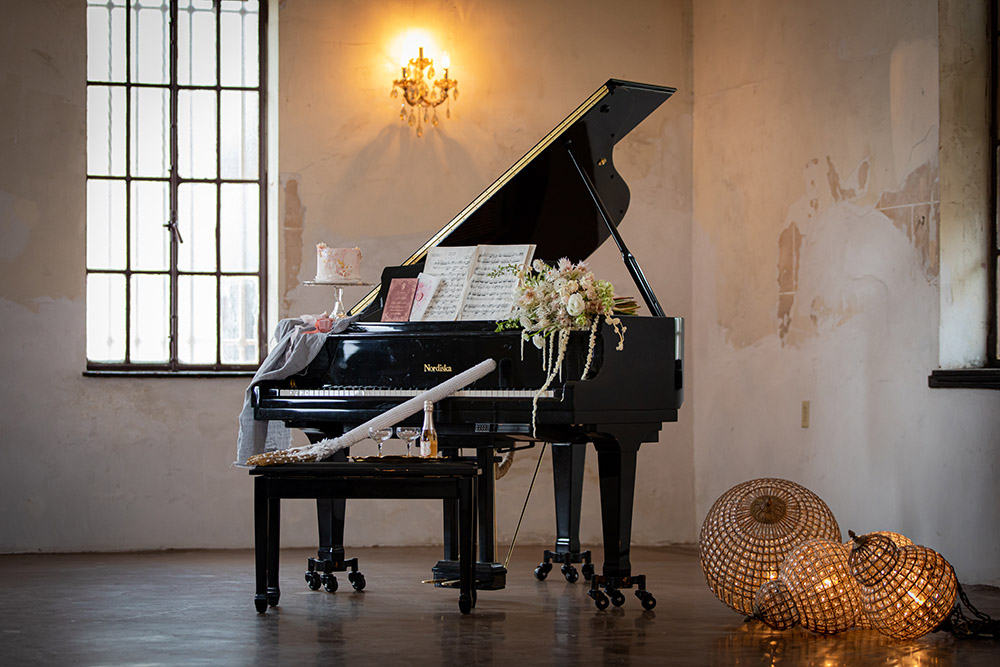 Wedding details on a piano.