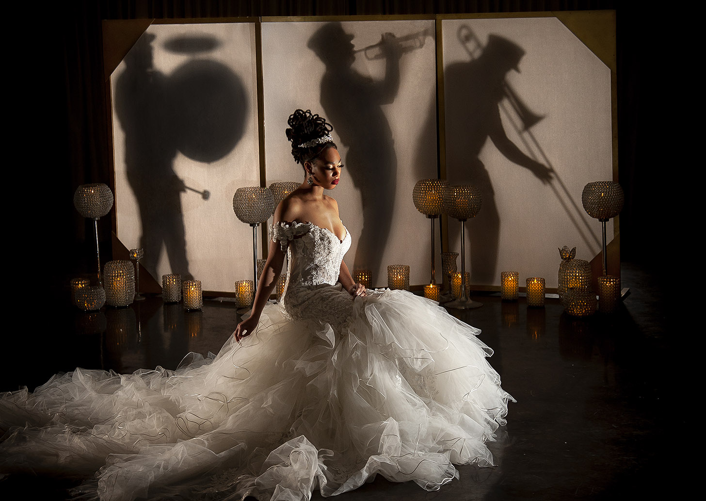 A bride with Jazz musicians behind a screen. Photo by Jessica Burke